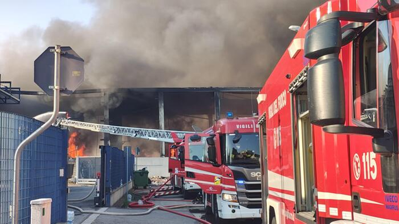 Novate Milanese: fiamme e fumo acre in incendio della ricicleria. Un ferito