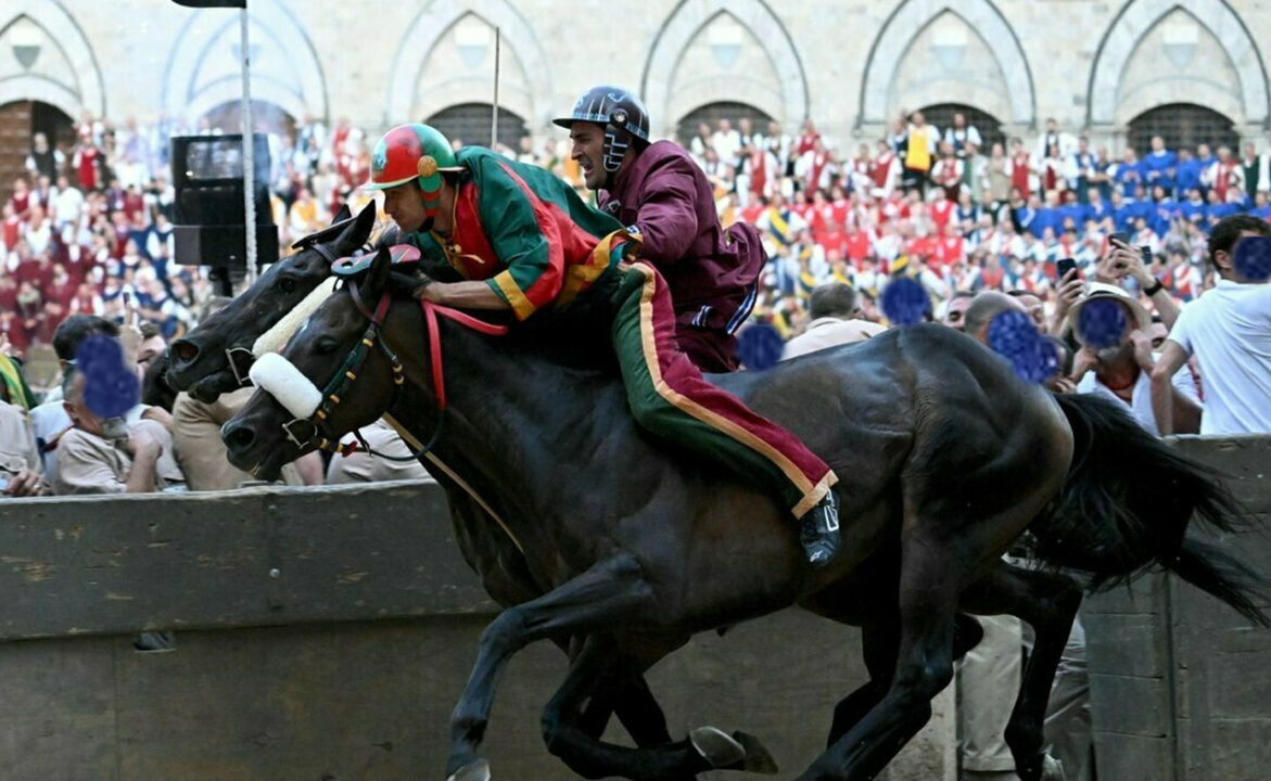 Palio di Siena, è il giorno della verità: l’incognita pioggia minaccia la corsa. Aquila favorita con il super-binomio