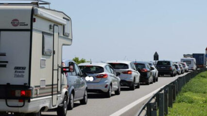Tragedia sulla Romea all'alba: auto esce di strada dopo il ponte sul Brenta, morto un giovane
