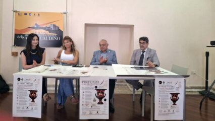 Il patrimonio del Sannio Caudino diventa accessibile con la mostra tattile Profondo Archeologico. Dal 30 giugno al 30 luglio la Sala del Loggiato ospiterà 25 pannelli in rilievo pensati per i visitatori non vedenti e ipovedenti. Un progetto inclusivo nato dalla sinergia tra Rotary Club Valle Caudina e Benevento Inside.