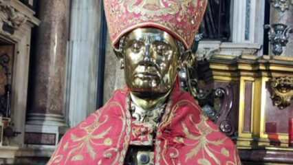 Duomo di Napoli: 43enne ruba la mitria dal busto di San Gennaro
