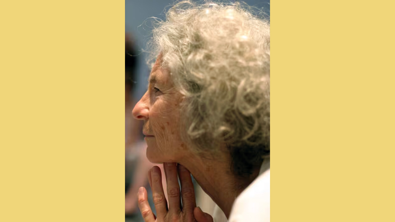 Addio a Simone Forti: muore a 91 anni la pioniera della danza postmoderna e Leone d’Oro alla carriera