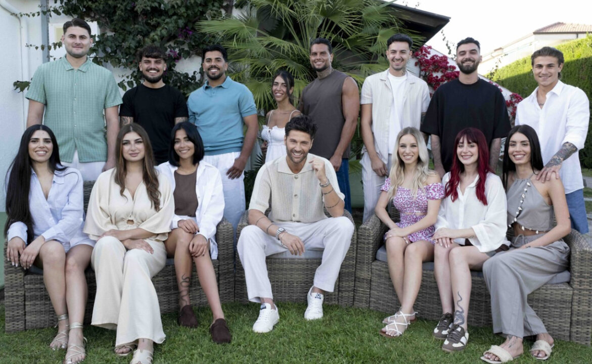 Temptation Island: l’addio guidato da Filippo, il tradimento negato di Rosario e il tecnico audio che diventa un “cult”
