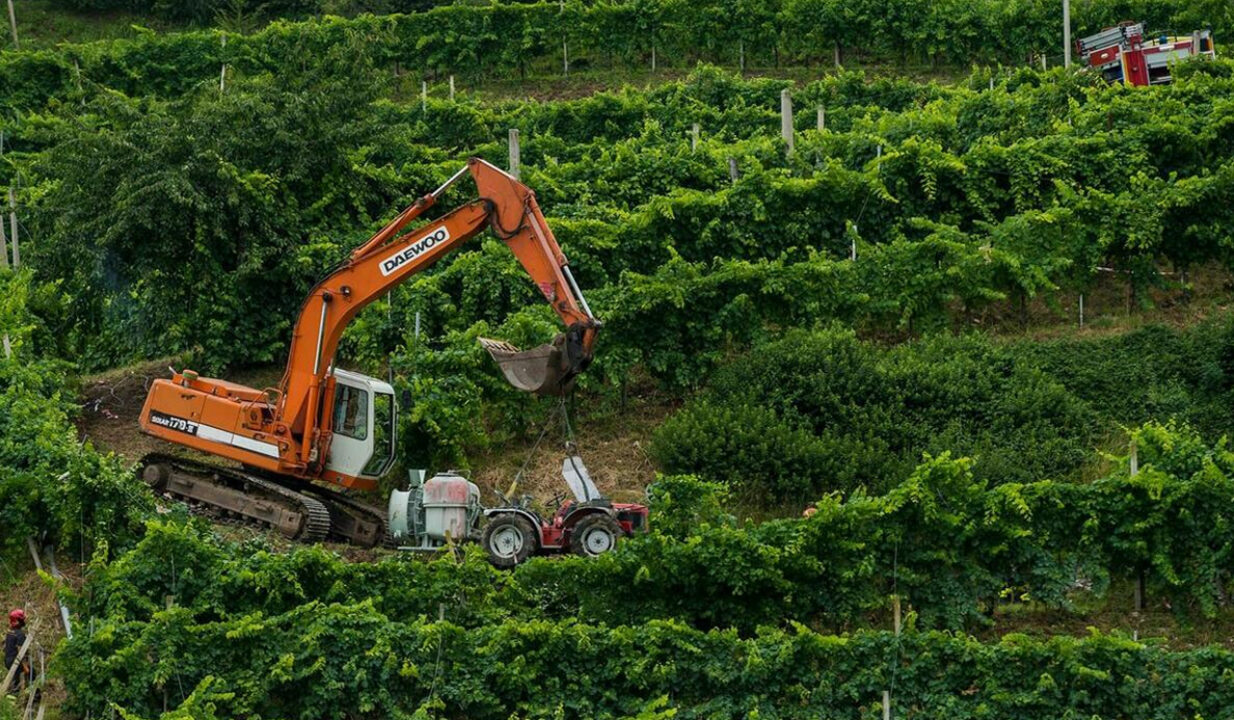 Barbarano Mossano: scende dal trattore nel vigneto e viene schiacciato, muore agricoltore di 62 anni
