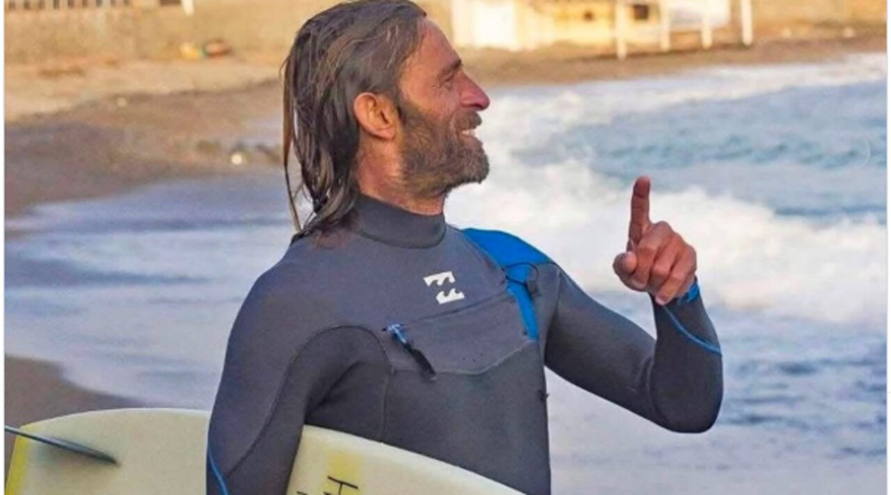 Santa Marinella piange Alessio Fantozzi: addio al “Leone del Banzai”, pioniere del surf italiano