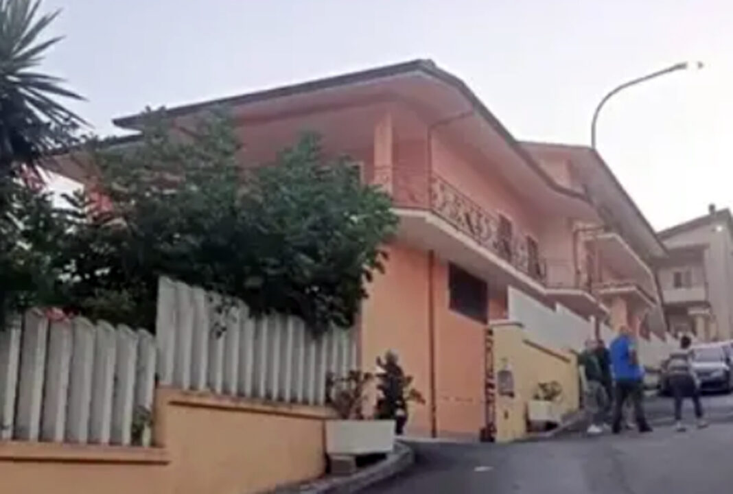 Crollo nella rimessa durante i lavori di ripristino: muore un 41enne, gravemente ferito il padre 81enne