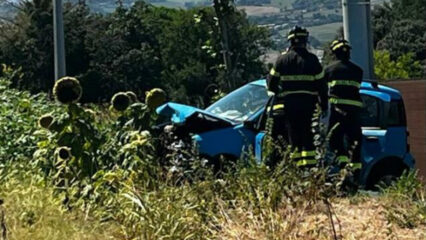 Camerano, auto finisce fuori strada dopo l'impatto: muore una 73enne
