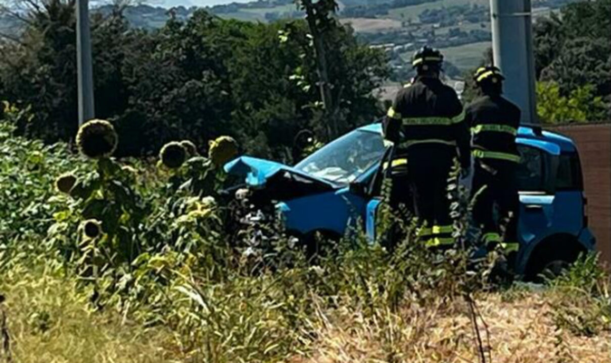 Camerano, auto finisce fuori strada dopo l’impatto: muore una 73enne