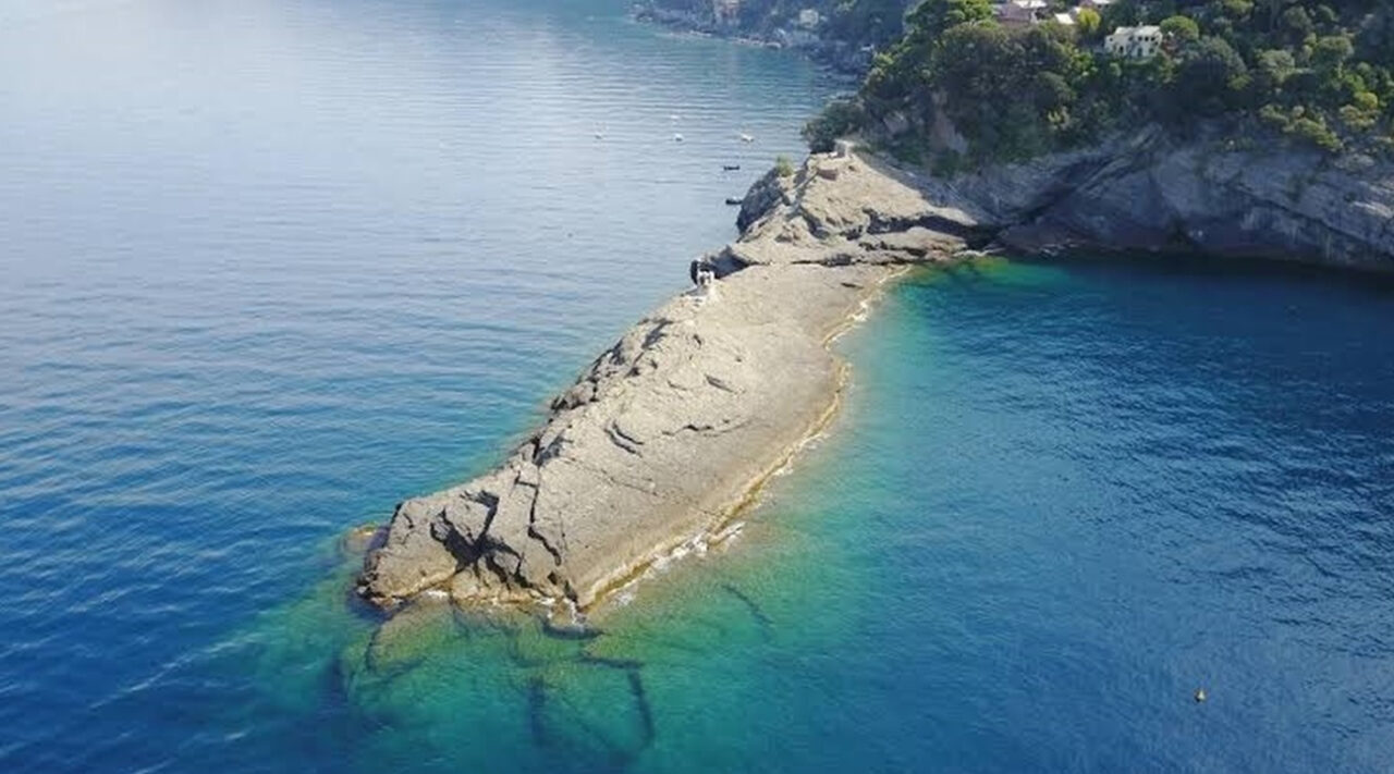 Camogli, si tuffa da Punta Chiappa ma finisce contro gli scogli: muore turista 51enne