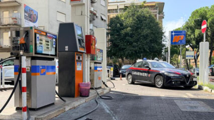 Prenestina: 33enne si cosparge di benzina e si dà fuoco al distributore