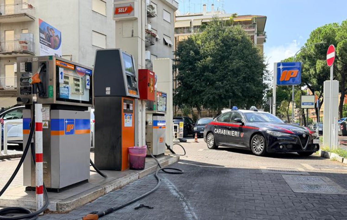 Prenestina: 33enne si cosparge di benzina e si dà fuoco al distributore