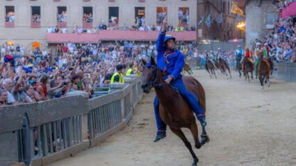 Il Nicchio vince il Palio di Siena con Tittia: 13ª vittoria per Giovanni Atzeni. Caduta a fine corsa per il fantino