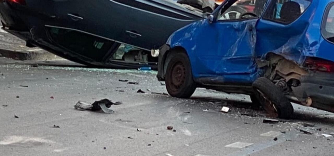 Caivano: giovane militare perde il controllo dell'auto e si ribalta contro una Fiat 500 in sosta