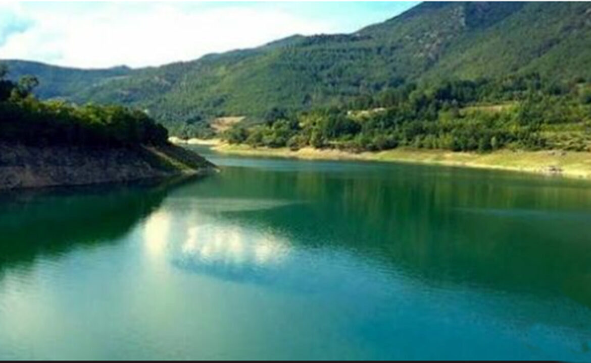 Lago del Turano: studentessa 23enne si tuffa a pochi metri dalla riva e si inabissa, trovata morta a Castel di Tora