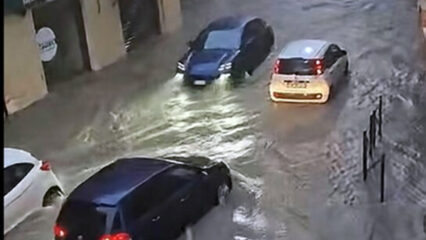 Maltempo in Liguria, scatta l'allerta arancione: oltre 37mila fulmini, allagamenti e soccorsi tra Chiavari e Genova