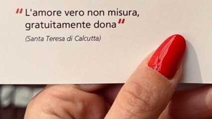 La morte del clochard a Caserta e l'eredità di Madre Teresa: lo specchio di un'indifferenza che ci rende ciechi