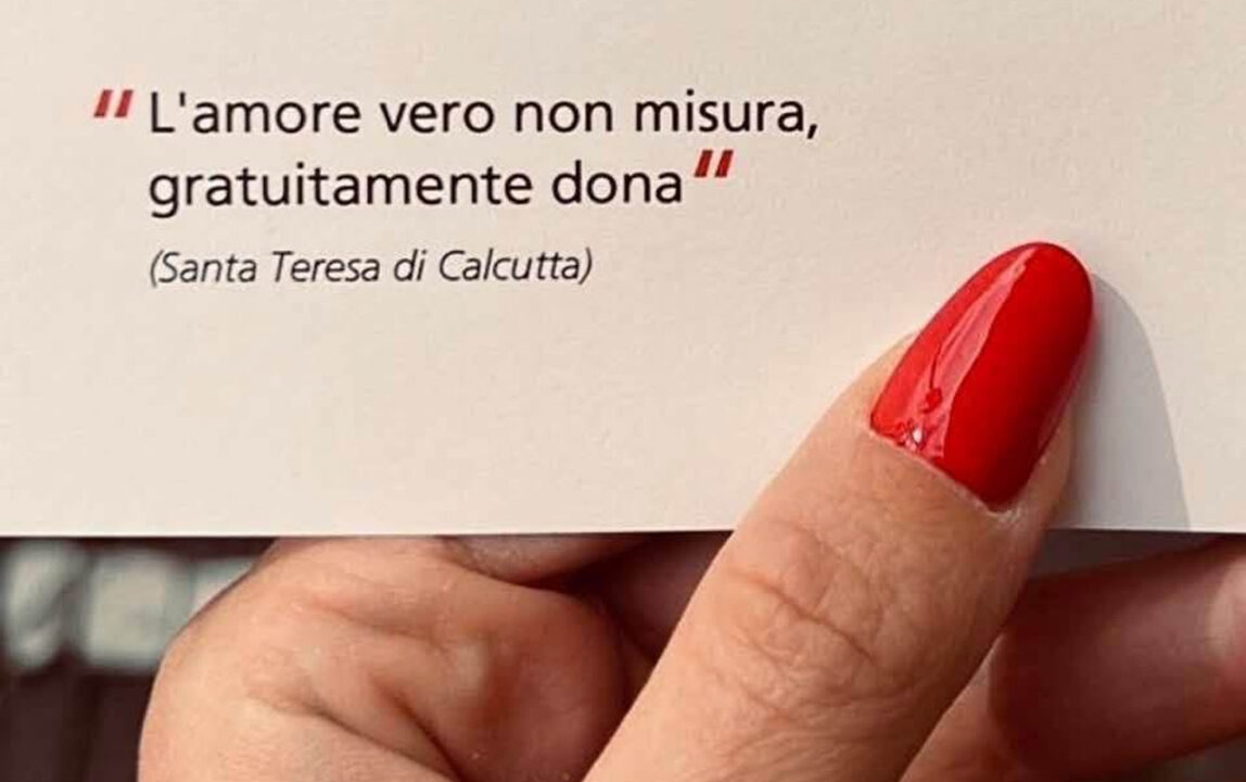 La morte del clochard a Caserta e l’eredità di Madre Teresa: lo specchio di un’indifferenza che ci rende ciechi