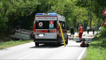 Massimo Salvatori va fuori strada con l'auto a Pesaro e muore