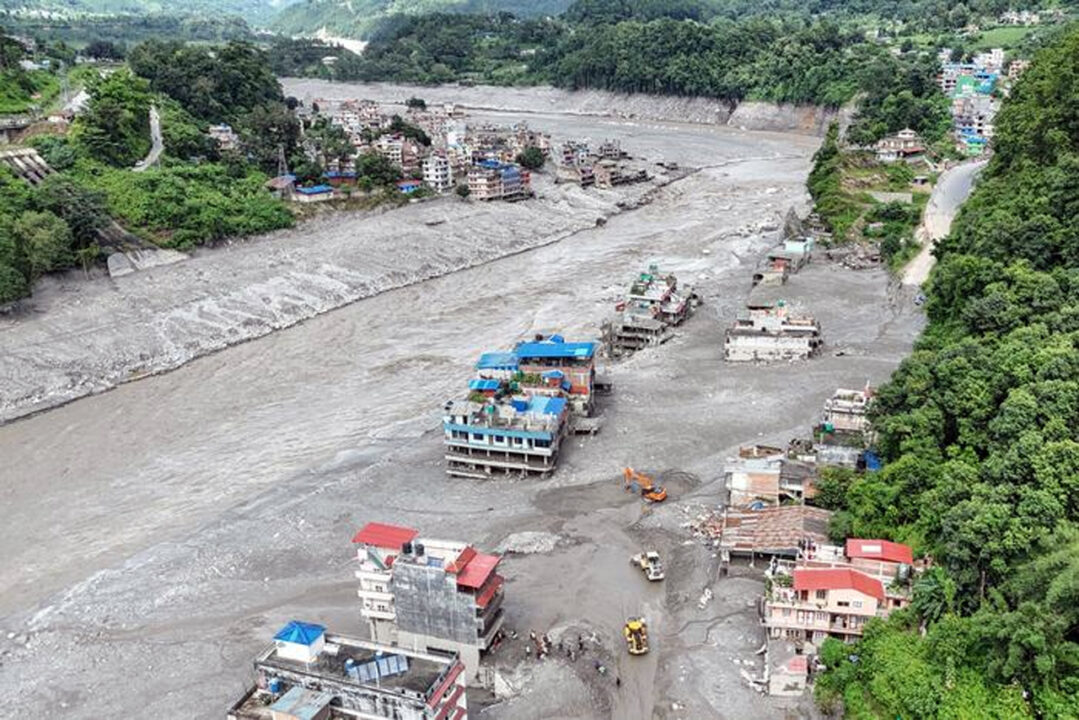 Catastrofe tra Nepal e Tibet, alluvione devasta il confine: oltre 330 morti e 1.300 dispersi, in corso verifiche su tre italiani
