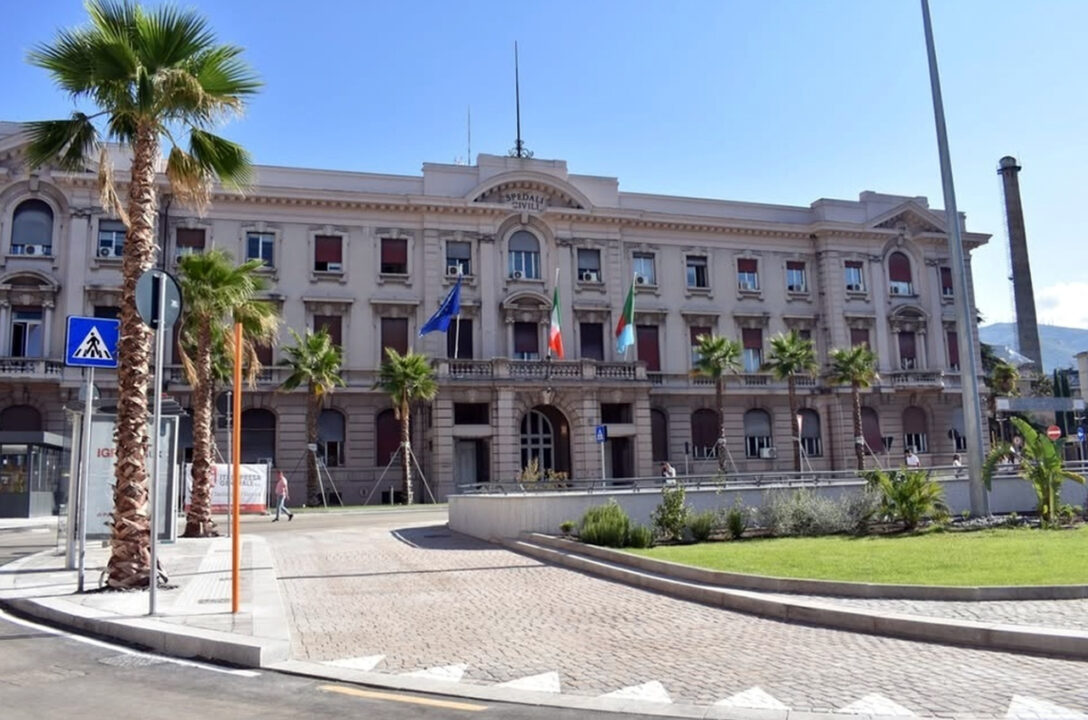 Genova, muore a 60 anni durante una biopsia al polmone: indagati il primario e uno specializzando