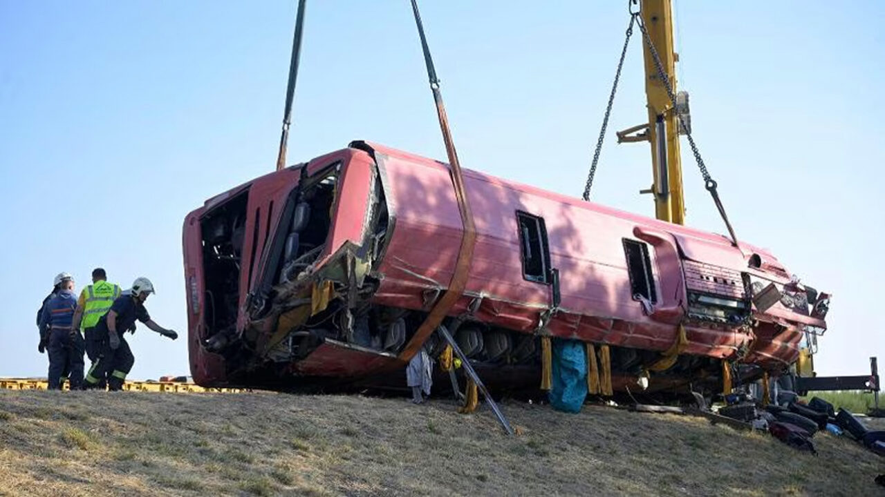 Tragedia in Ungheria, autobus polacco si ribalta sull'autostrada M3 e finisce in un fossato: 12 morti e 10 feriti gravi