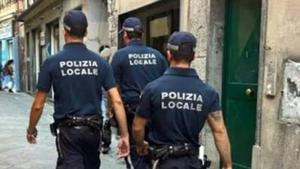 Via Toledo a Napoli, turista 20enne bloccata e palpeggiata nel bagno di un negozio: denunciato 29enne georgiano