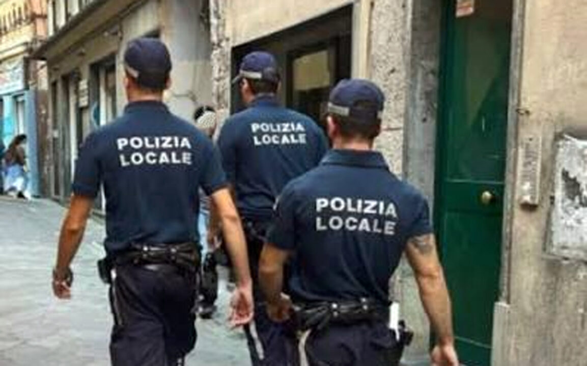 Via Toledo a Napoli, turista 20enne bloccata e palpeggiata nel bagno di un negozio: denunciato 29enne georgiano