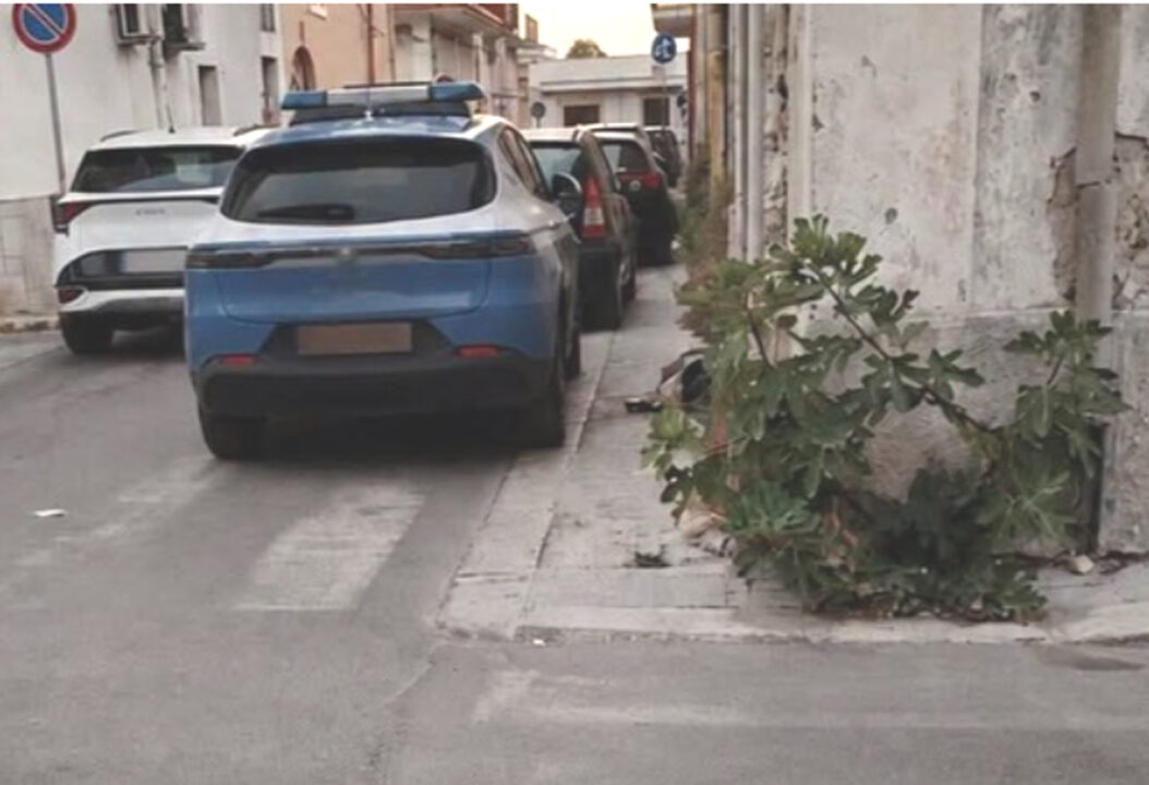 Il cane abbaia senza sosta e sveglia il quartiere: 57enne trovato morto e nudo in camera da letto