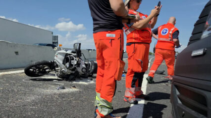A14: moto si schianta a 180 km/h contro un'auto, morti Maurizio De Panfilis e Antonella Doneda