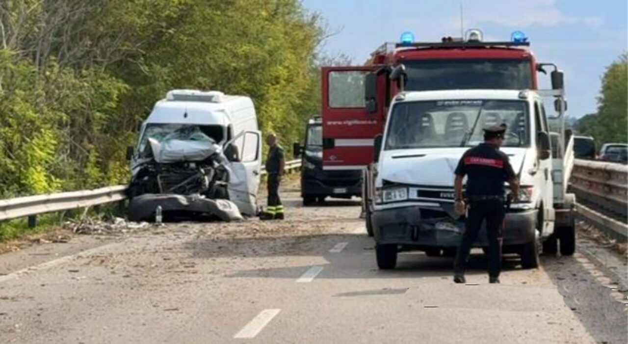 Galatone: grave incidente sulla Statale 101, scontro tra auto e due furgoni