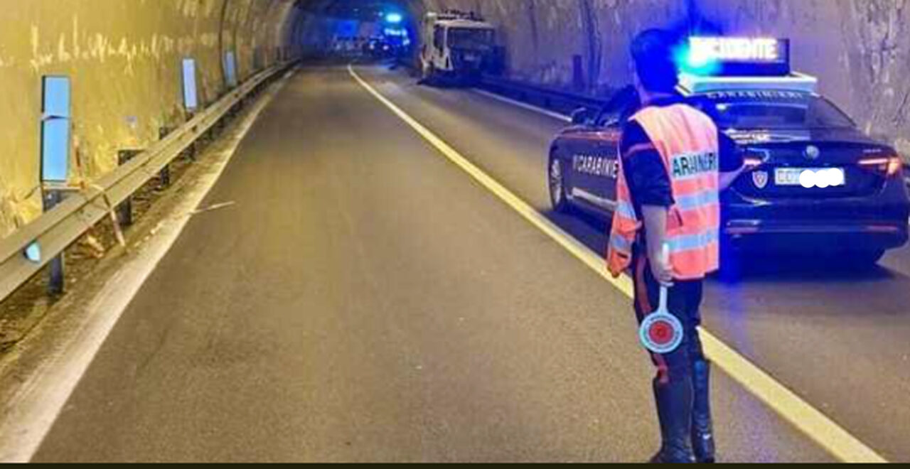 Irpinia: scontro tra auto e camion dei rifiuti in galleria, muore un 47enne