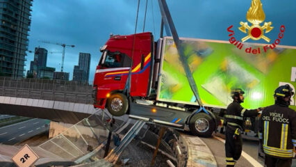 Milano: tir sbanda e sfonda il guardrail sul cavalcavia del Merlata Bloom