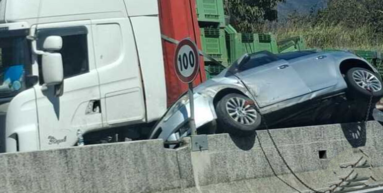 A16 Napoli-Bari, tir travolge un’auto a Tufino e la schiaccia contro il guardrail