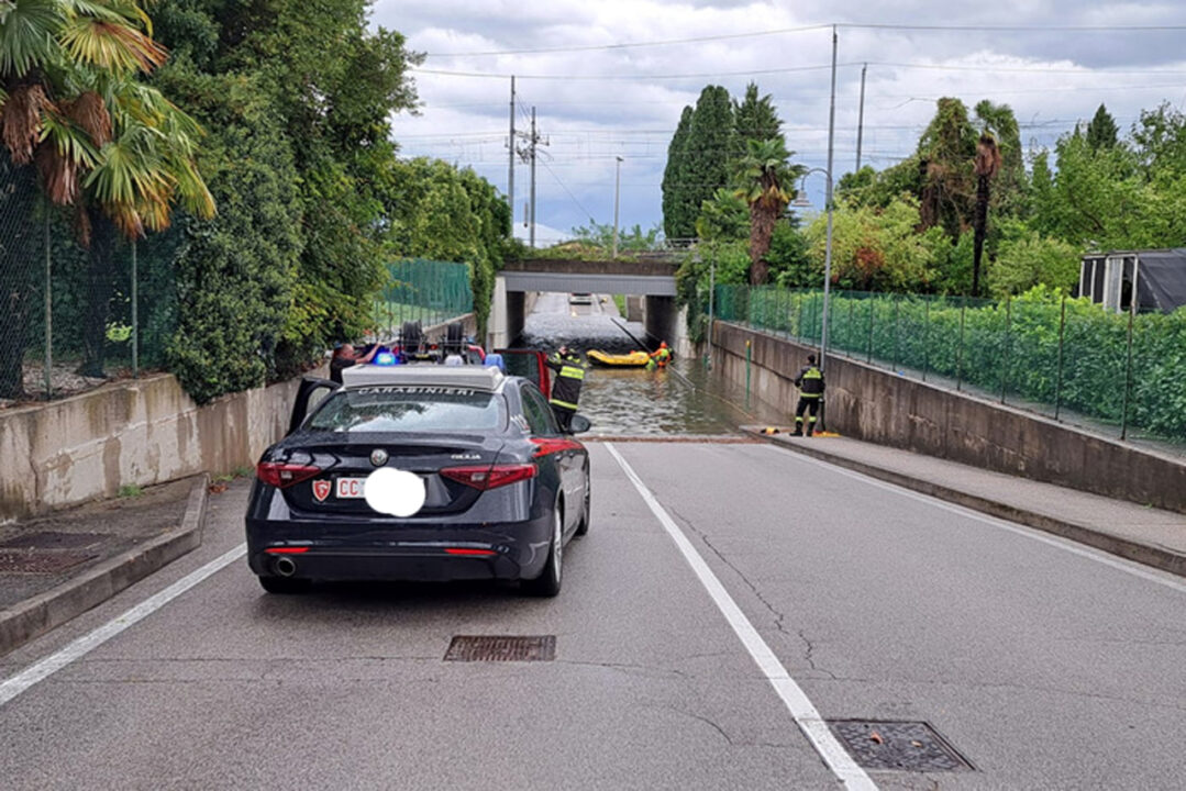 Maltempo: donna annega nell’auto allagata a Latisana, crolla il soffitto nell’aula bunker di Milano