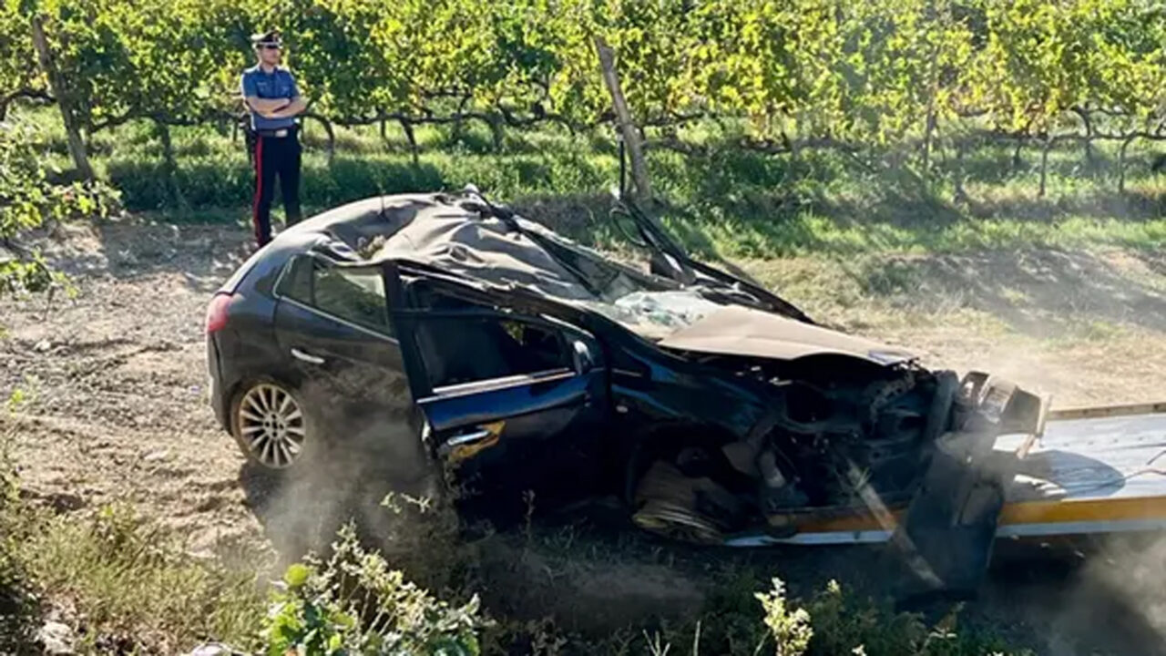 Schianto al rientro da un diciottesimo nel Grossetano: auto si ribalta sulla Scansanese, muore un 29enne. Grave una 15enne