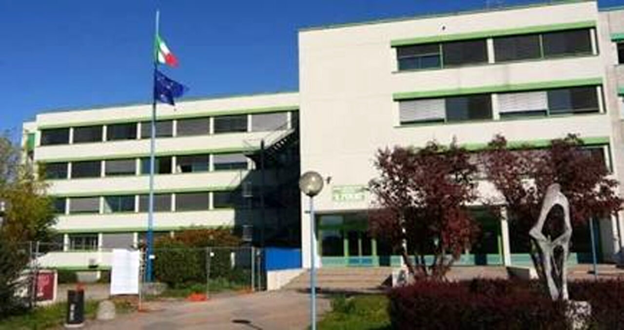 Scontro in moto nel centro di Cantù, muore a 17 anni lo studente Gabriele Pennati