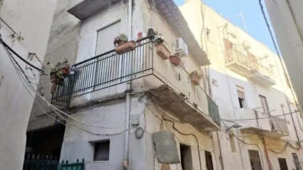 Mazara del Vallo: crolla il balcone mentre è affacciata. Muore in ospedale un'anziana di 86 anni