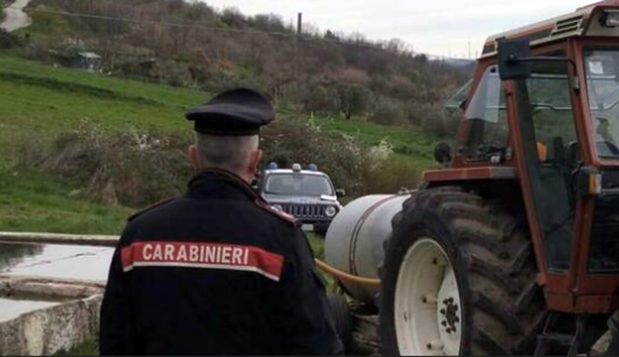 Mestre: trattore di famiglia si ribalta nel fosso, muore 23enne