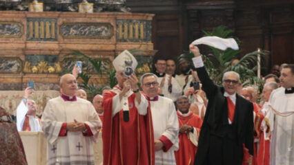 Napoli, si ripete il miracolo di San Gennaro: l'annuncio del sangue sciolto alle 10:04