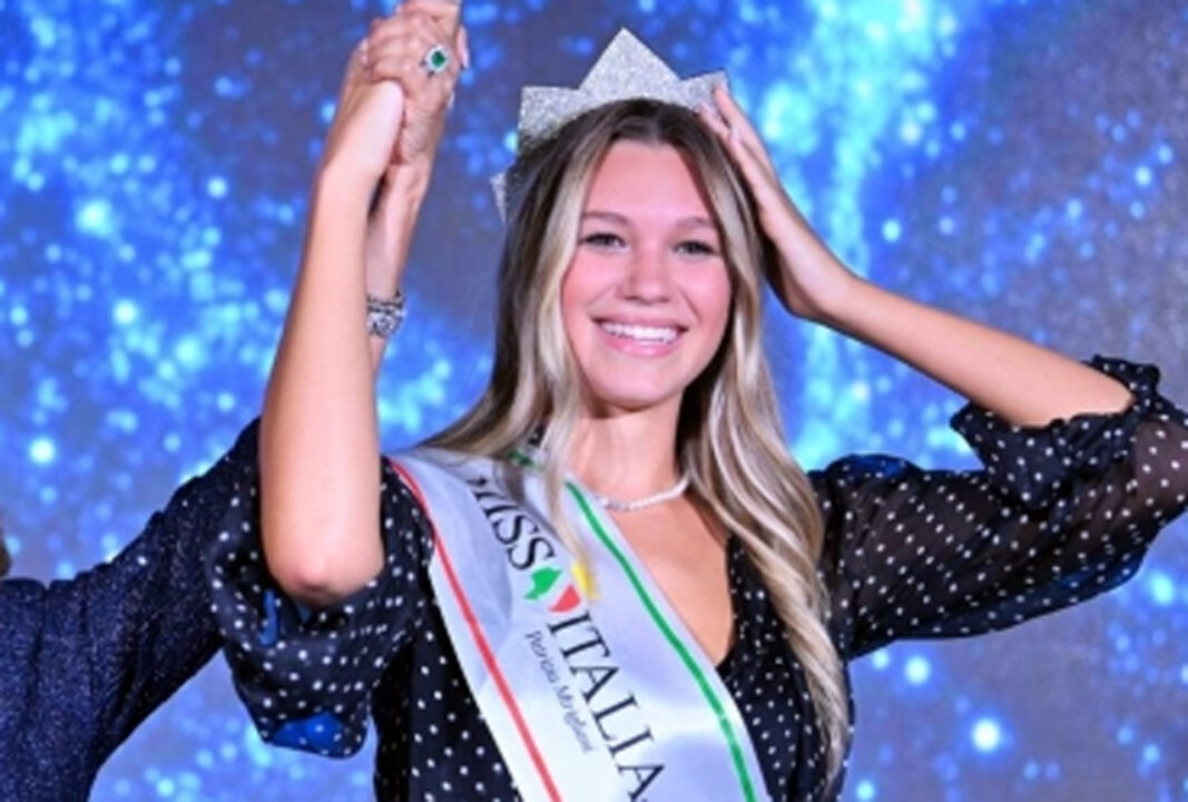 Miss Italia 2026, trionfa Sarah Rizea: la nuotatrice azzurra di 18 anni eletta reginetta di bellezza