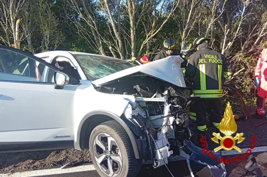 Olbia: impatto frontale tra due auto, una persona estratta dalle lamiere