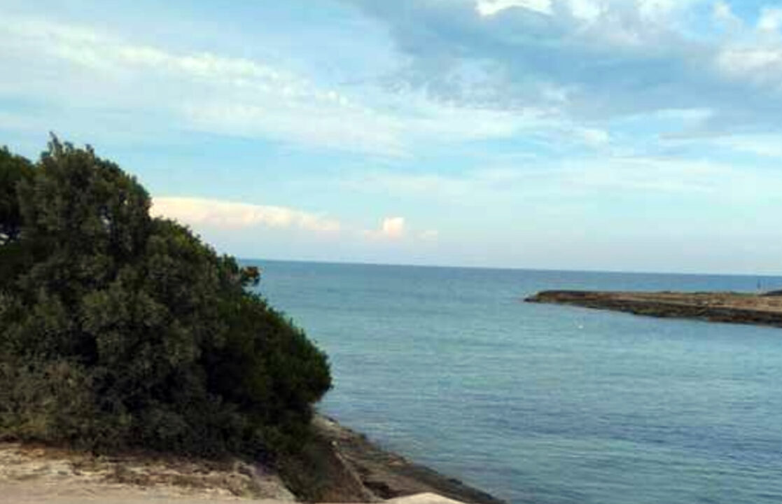Ostuni: fulmine si abbatte sugli scogli a Santa Lucia, muore pescatore di 70 anni. Illeso l’amico