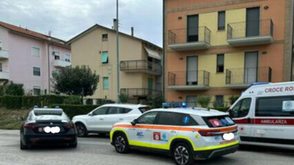 Potenza Picena, precipita dal terzo piano della sua abitazione: muore sul colpo un uomo di 40 anni