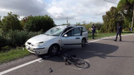 Santo Stefano di Ravenna, scontro tra auto e bicicletta in via Rustica: muore ciclista di 74 anni