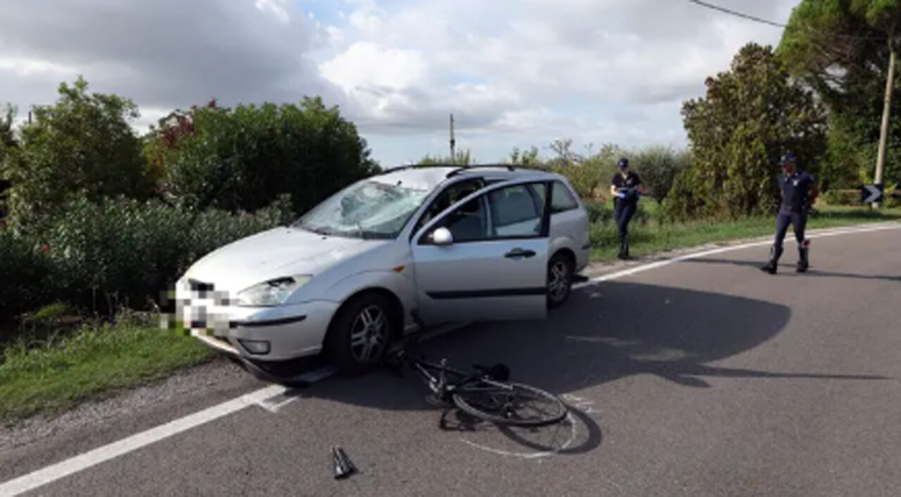Santo Stefano di Ravenna, scontro tra auto e bicicletta in via Rustica: muore ciclista di 74 anni