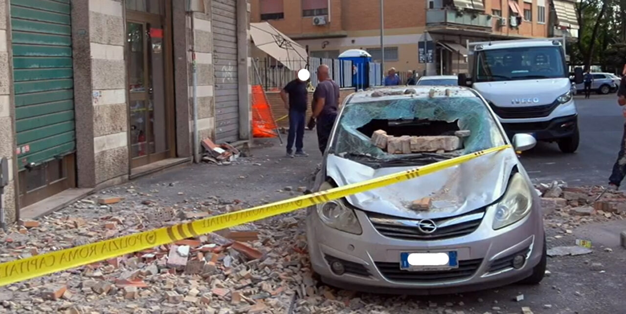 Roma: tenta di eliminare un nido di vespe ma provoca un'esplosione