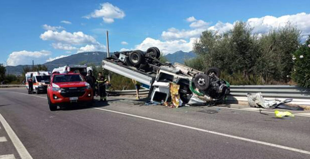 Serre: furgone si ribalta lungo la strada. Un morto e due feriti