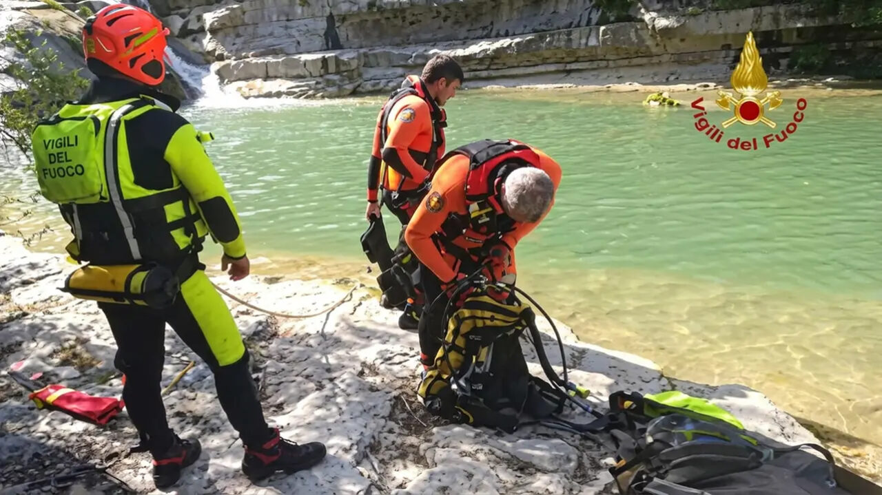Tragico tuffo alle cascate della Brusia: muore a 35 anni inghiottito dalle acque