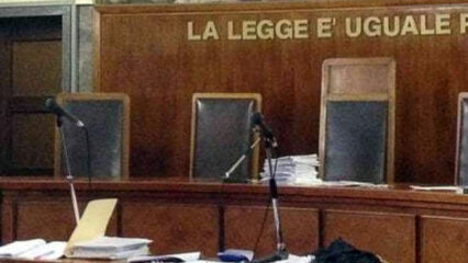 Tribunale di Udine: condannato per lesioni, si scaglia contro l'ex compagna in aula e la colpisce con un punteruolo