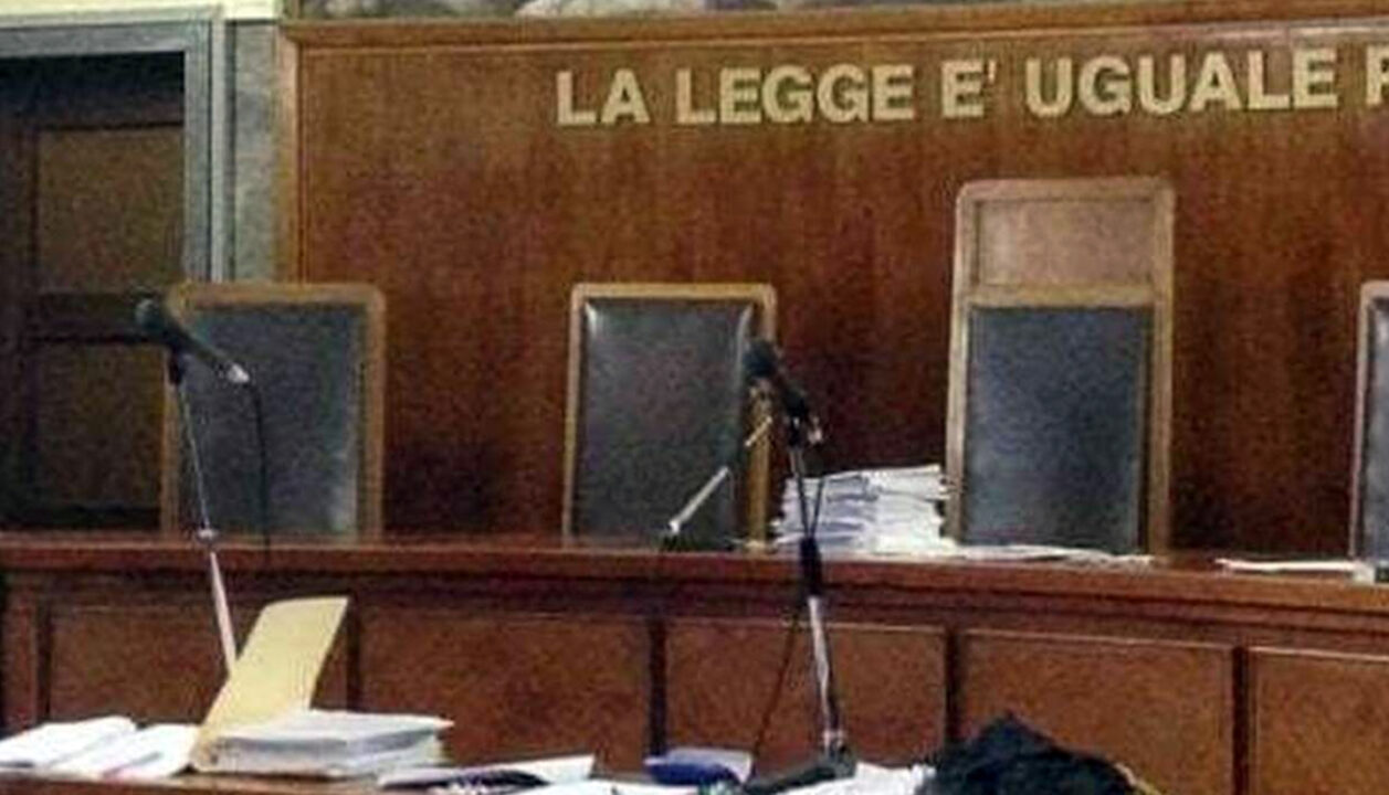 Tribunale di Udine: condannato per lesioni, si scaglia contro l’ex compagna in aula e la colpisce con un punteruolo